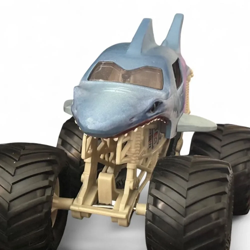 Monster Jam diecast Megalodon 1:24 scale, BKT tires